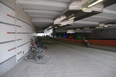 821314 Gezicht in de Van Sijpesteijntunnel onder het Centraal Station te Utrecht.